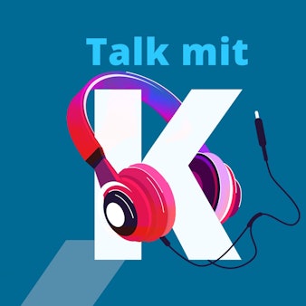 Das Logo des Podcasts „Talk mit K“: ein rot-blauer Kopfhörer schlingt sich um ein weißes K.