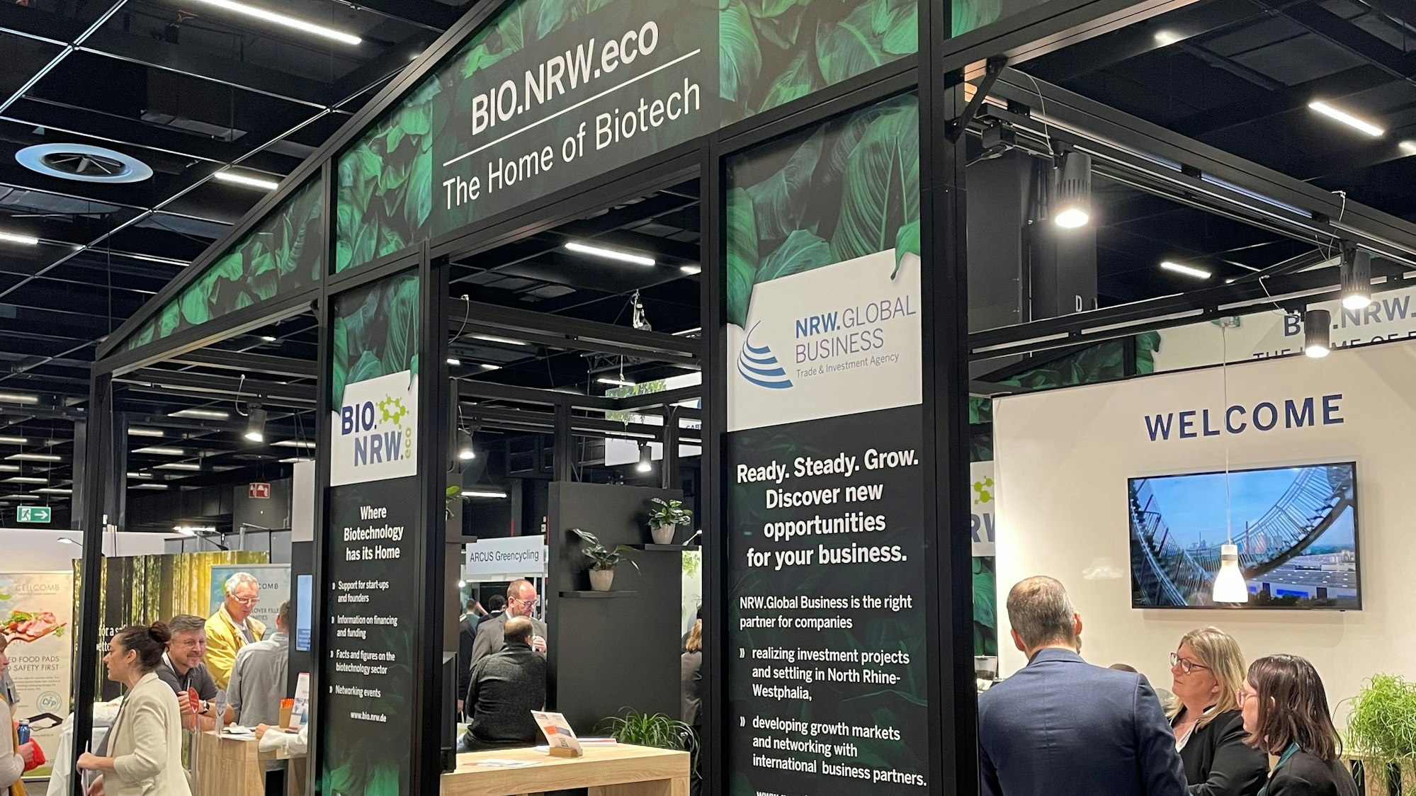 Der Stand von „BIO.NRW“ auf der Nachhaltigkeits-Messe "The Greener Manufacturing" in Köln.