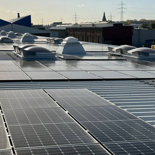 Die Photovoltaik-Anlage auf dem Dach des Kranbauers Depa im Innovationspark Leverkusen
