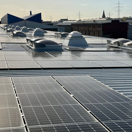 Die Photovoltaik-Anlage auf einer Halle des Kranbauers Depa im Manforter Innovationspark