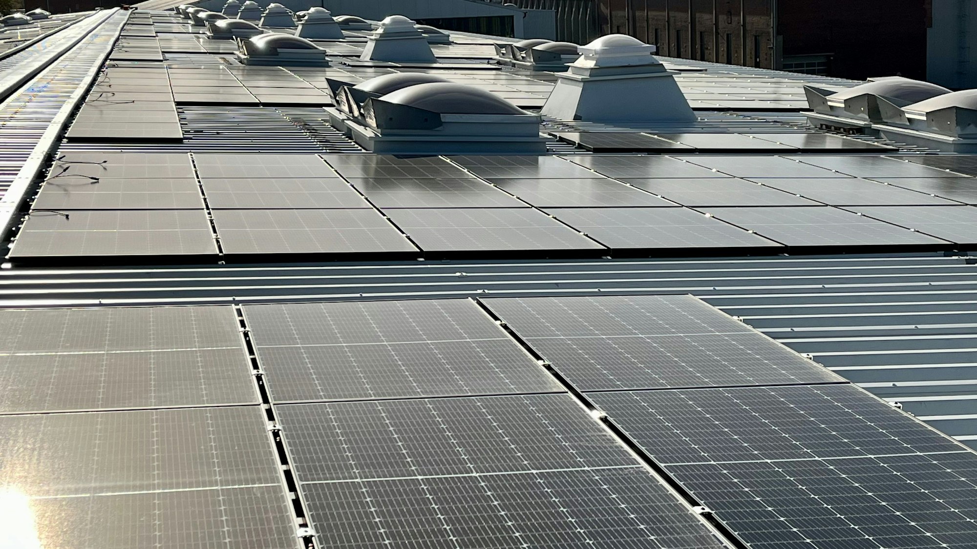 Die Fotovoltaik-Anlage beim Kranbauer Depa im Innovationspark Leverkusen