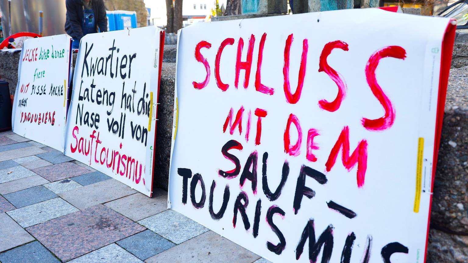 10.11.2022, Köln: Demo auf dem Theo-Burauen-Platz der Anwohrer des Kwartier Latäng gegen die Zustände im Karneval . Foto:Dirk Borm
