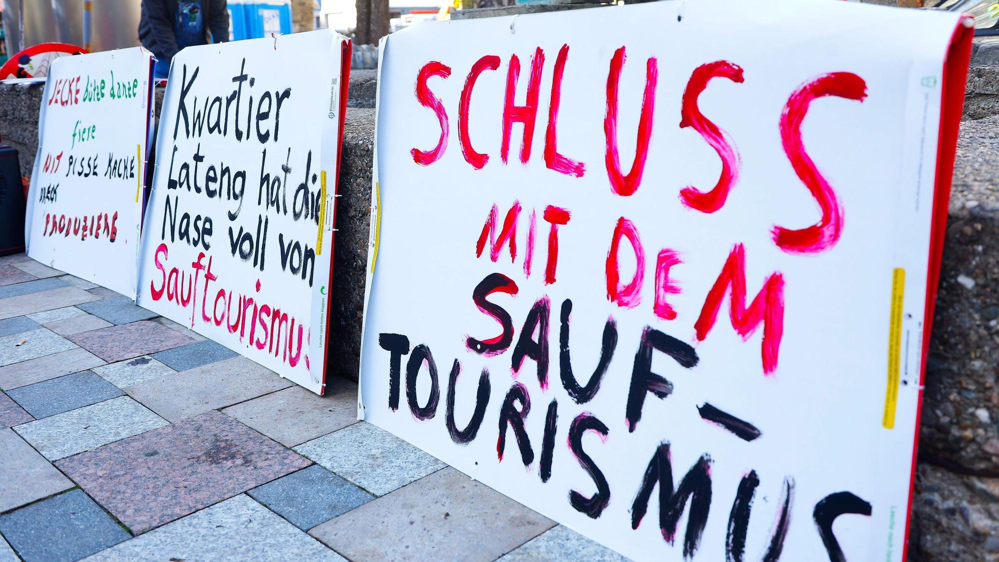 10.11.2022, Köln: Demo auf dem Theo-Burauen-Platz der Anwohrer des Kwartier Latäng gegen die Zustände im Karneval . Foto:Dirk Borm