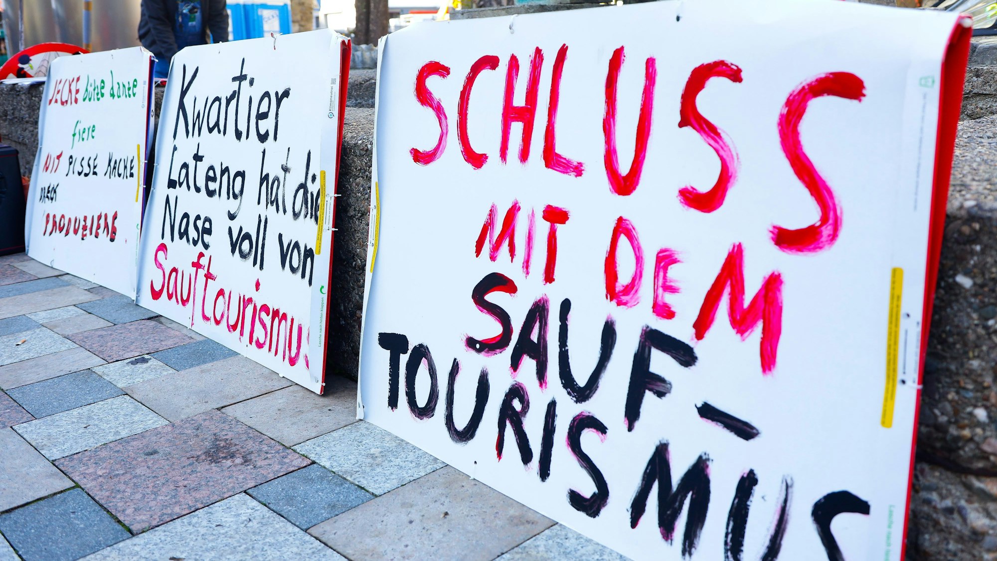 10.11.2022, Köln: Demo auf dem Theo-Burauen-Platz der Anwohrer des Kwartier Latäng gegen die Zustände im Karneval . Foto:Dirk Borm