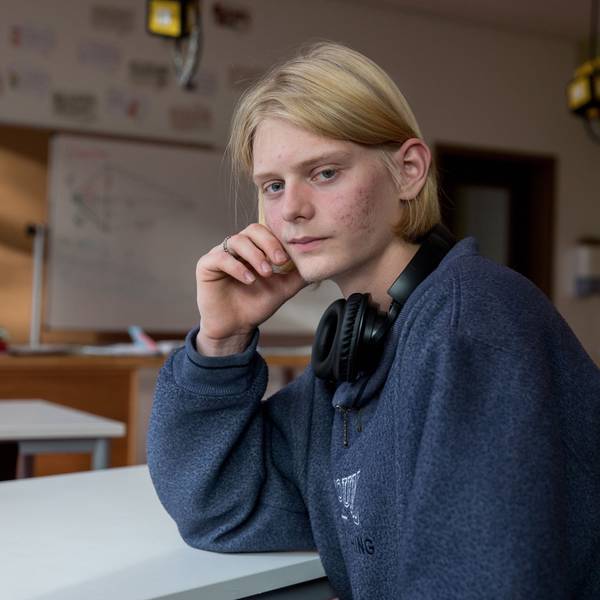 Der 16-jährige Ukrainer Bogdan sitzt mit nachdenklichem Blick im Klassenzimmer.