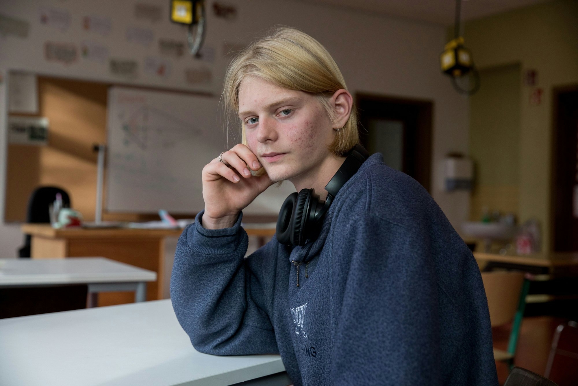 Der 16-jährige Ukrainer Bogdan sitzt mit nachdenklichem Blick im Klassenzimmer.