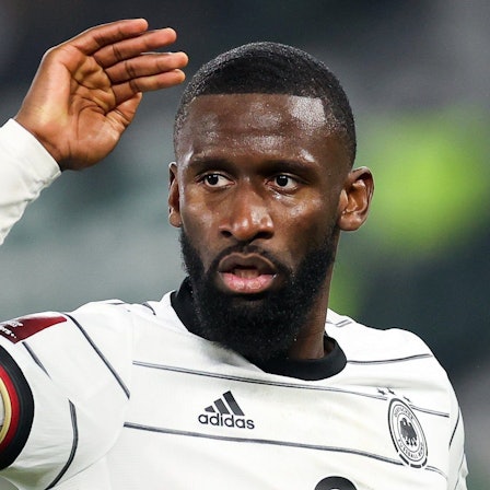 WM-Qualifikation der Nationalmannschaft: Deutschland - Liechtenstein in der Volkswagen Arena. Antonio Rüdiger aus Deutschland gestikuliert auf dem Platz in Wolfsburg.