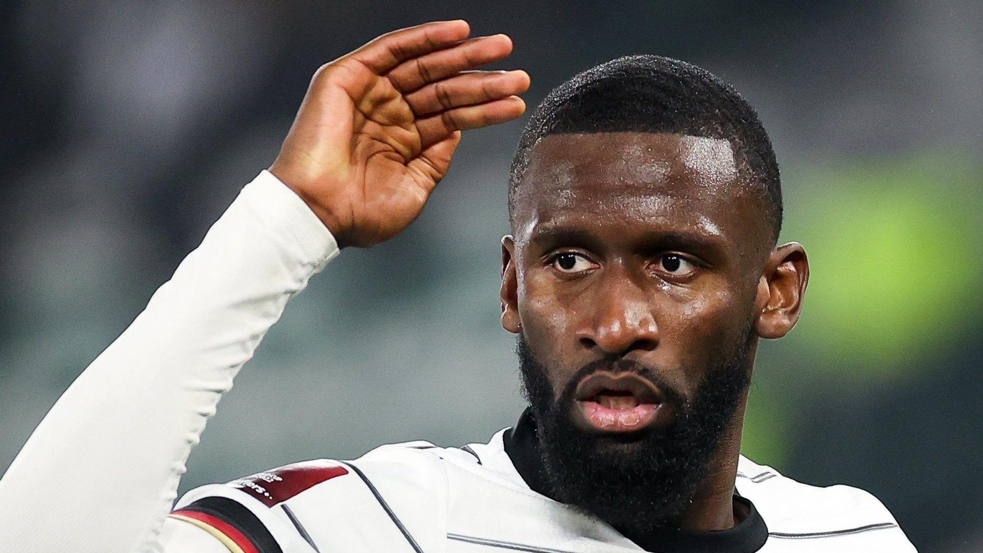 WM-Qualifikation der Nationalmannschaft: Deutschland - Liechtenstein in der Volkswagen Arena. Antonio Rüdiger aus Deutschland gestikuliert auf dem Platz in Wolfsburg.