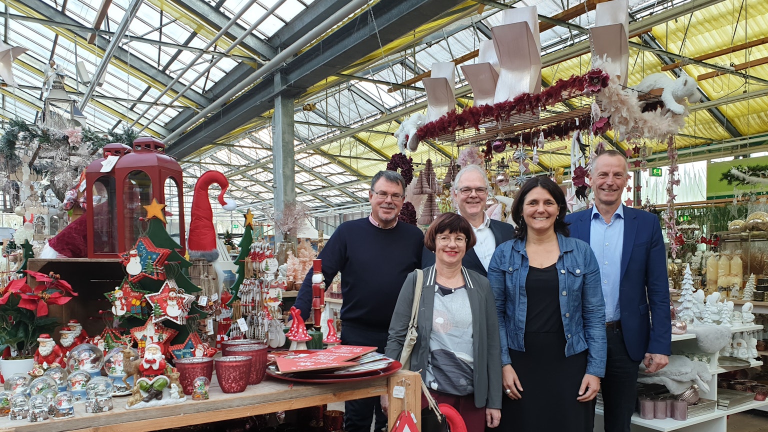 Harald Stolz, Waltraud Gräfen, Ralf Holtkötter, Anja Daub und Georg Stoffels stehen zwischen Deko-Tischen im Hagebau-Markt.