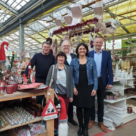 Harald Stolz, Waltraud Gräfen, Ralf Holtkötter, Anja Daub und Georg Stoffels stehen zwischen Deko-Tischen im Hagebau-Markt.