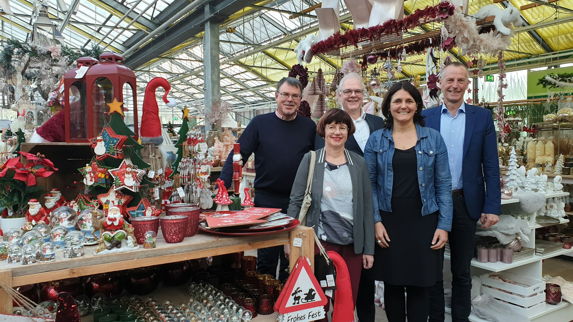 Harald Stolz, Waltraud Gräfen, Ralf Holtkötter, Anja Daub und Georg Stoffels stehen zwischen Deko-Tischen im Hagebau-Markt.