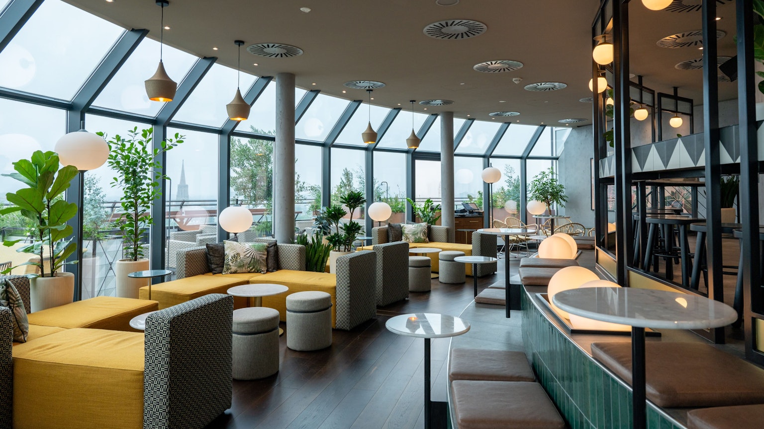 Blick auf Tische und Lounge-Hocker in der Bar Botanik.