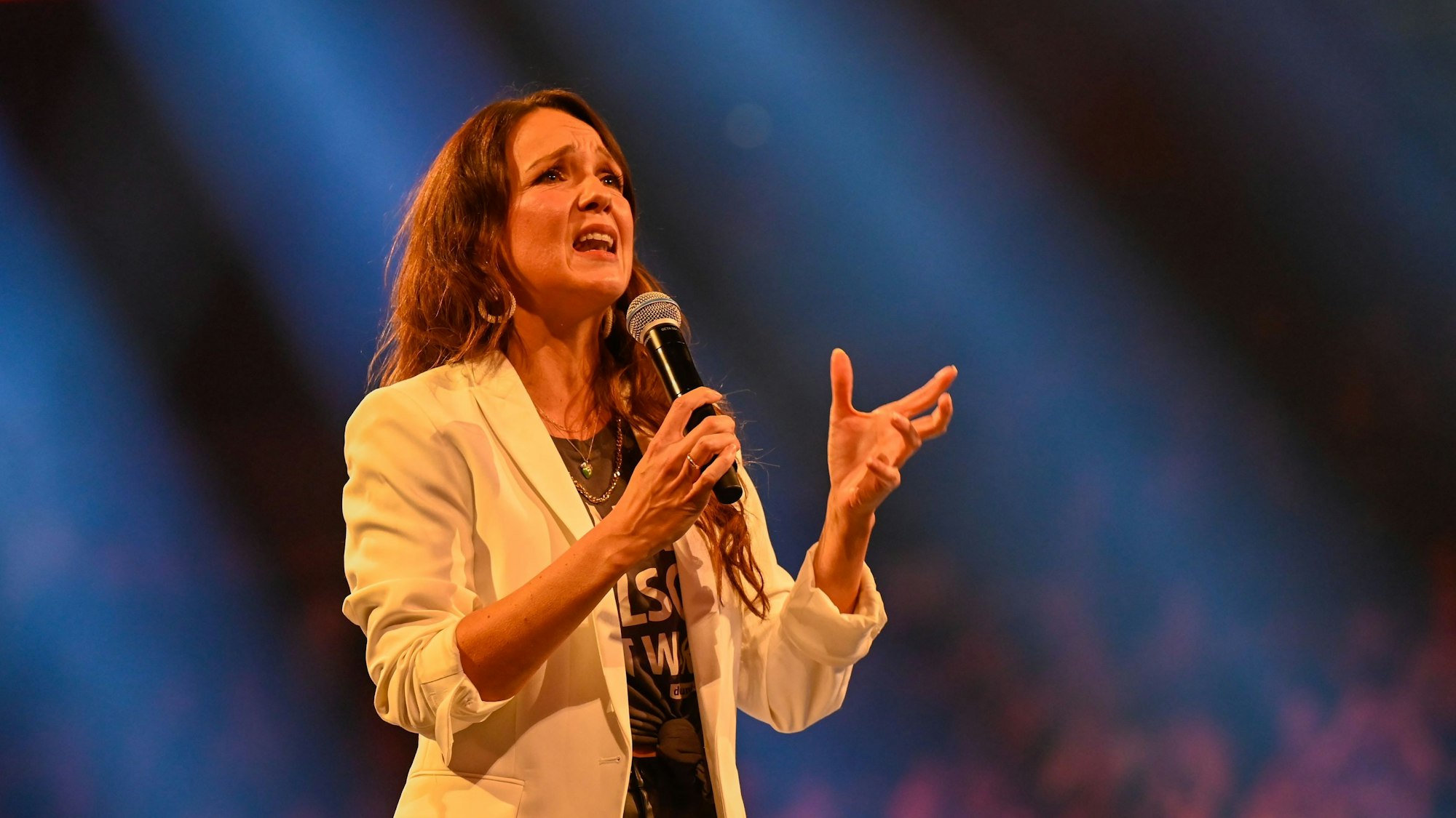 Carolin Kebekus steht auf der Bühne und singt.