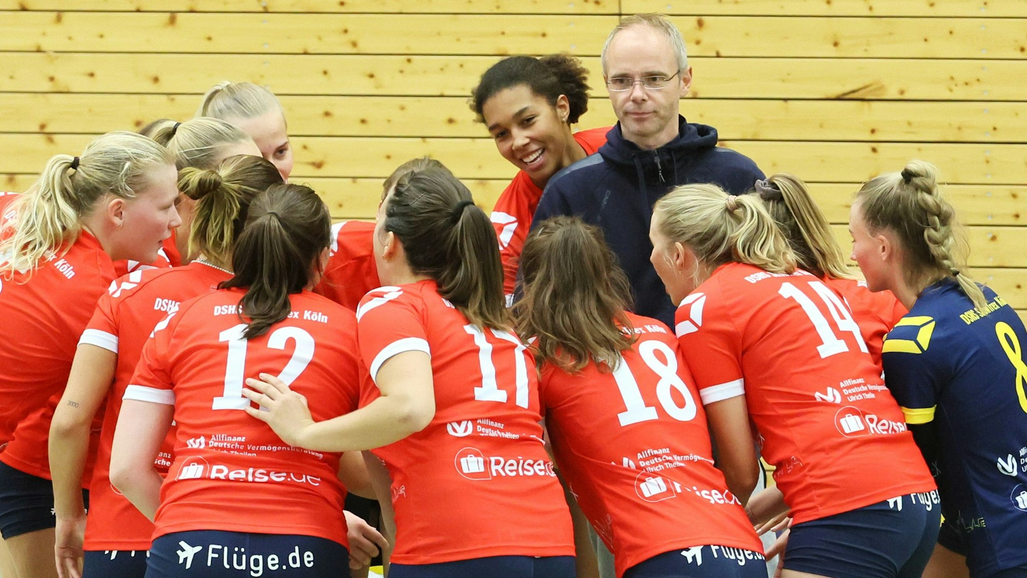 DSHS Snowtrex Köln vs. SSC Palmberg Schwerin II, Volleyball 2. Bundesliga Frauen, Trainer Dr. Jimmy Czimek (DSHS) im Kreis der Spielerinnen, 01.10.2022, Bild: Herbert Bucco