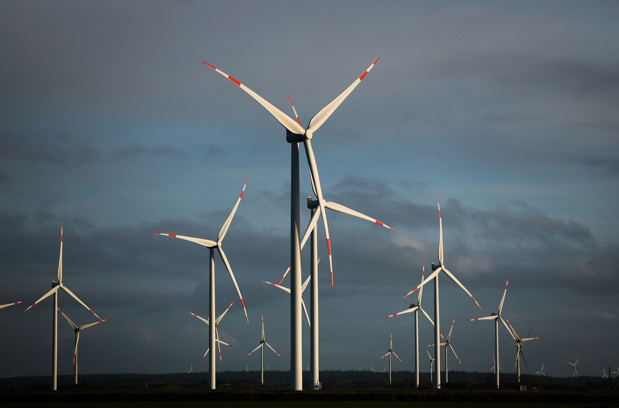 Schleswig-Holstein, Klixbüll: Windräder drehen sich neben dem TenneT-Umspannwerk Klixbüll/Süd (Symbolbild).