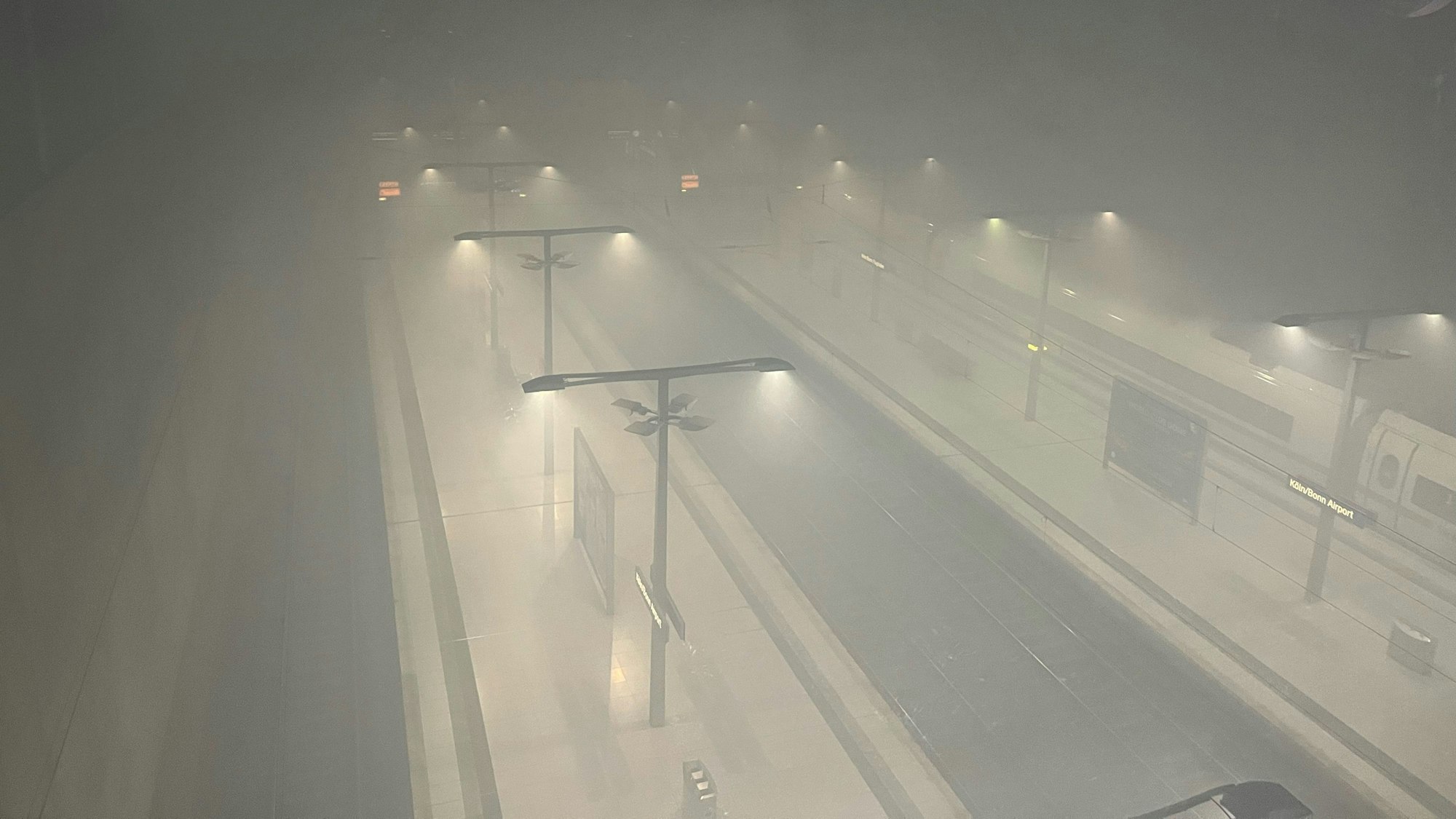 Qualm im Flughafenbahnhof in Köln