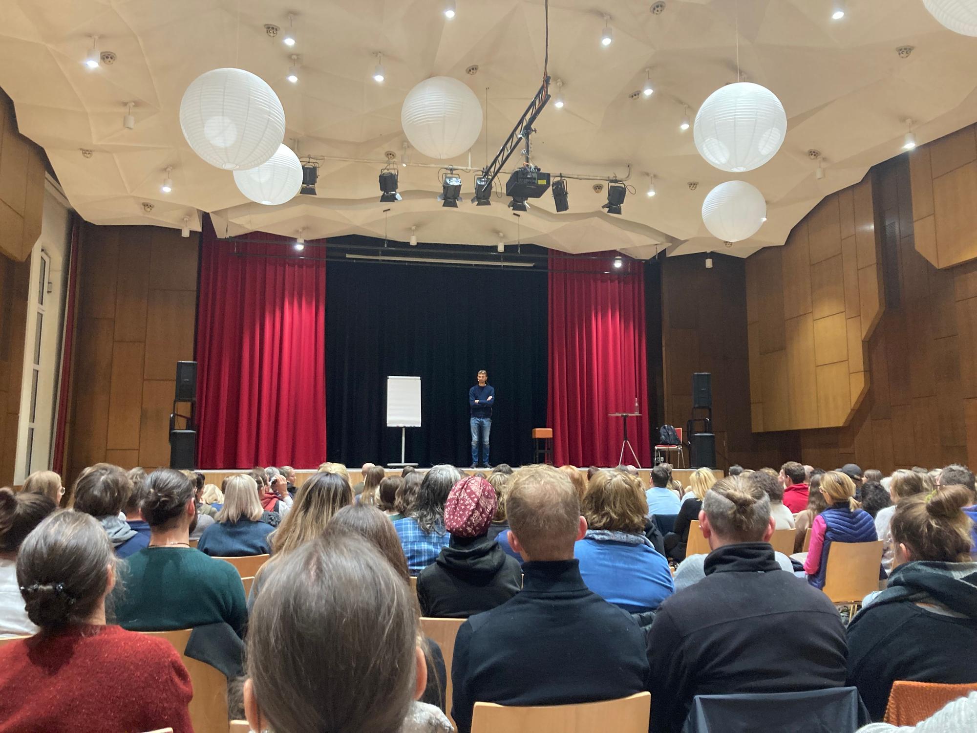 Der selbsternannte Bildungsaktivist steht während eines Vortrags in Siegen auf der Bühne.