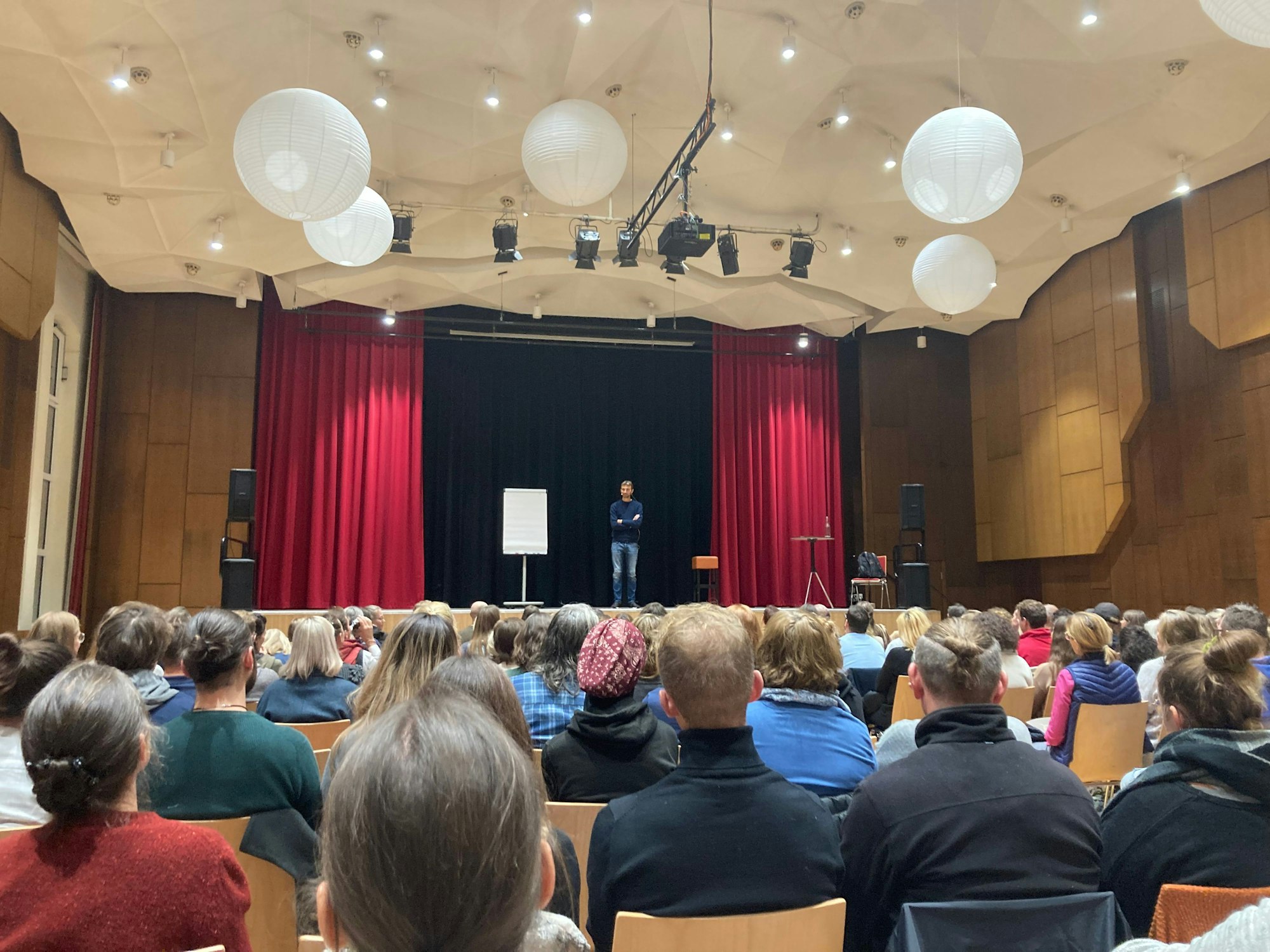 Der selbsternannte Bildungsaktivist steht während eines Vortrags in Siegen auf der Bühne.