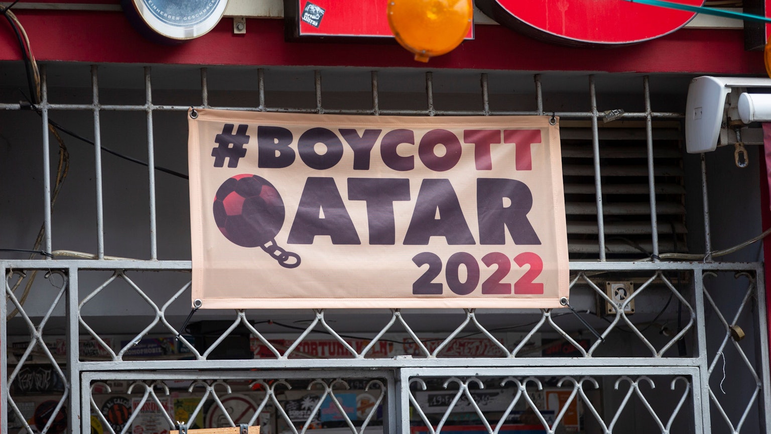 Ein Plakat mit dem Hashtag Boycott Qatar 2022 hängt vor der Kölner Kneipe Lotta.