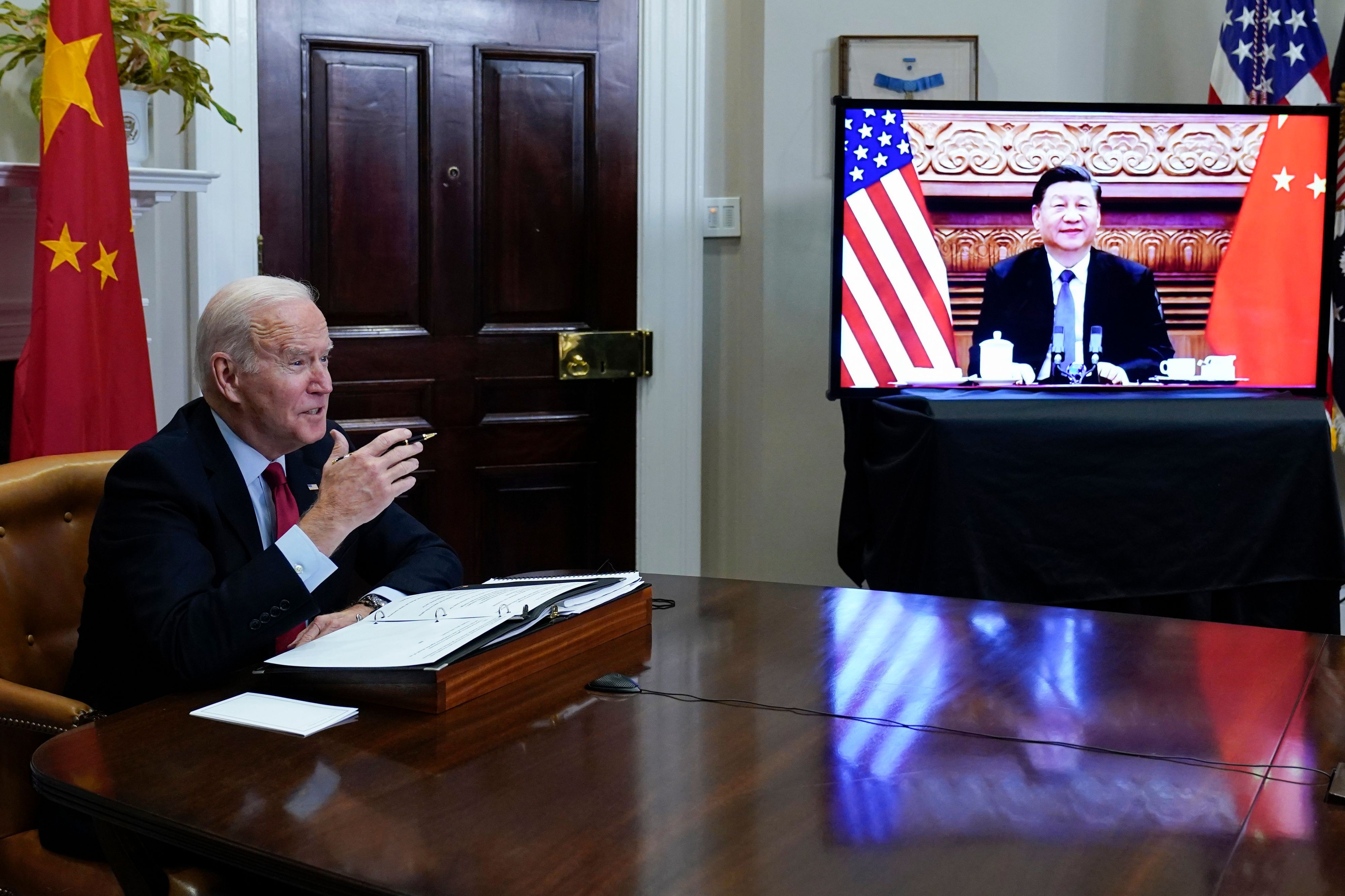 Joe Biden und der chinesische Präsident Xi Jinping während eines virtuellen Treffens am 15. November 2021. Das Foto ist im Weißen Haus entstanden, Xi Jinping ist auf einem Bildschirm zu sehen.