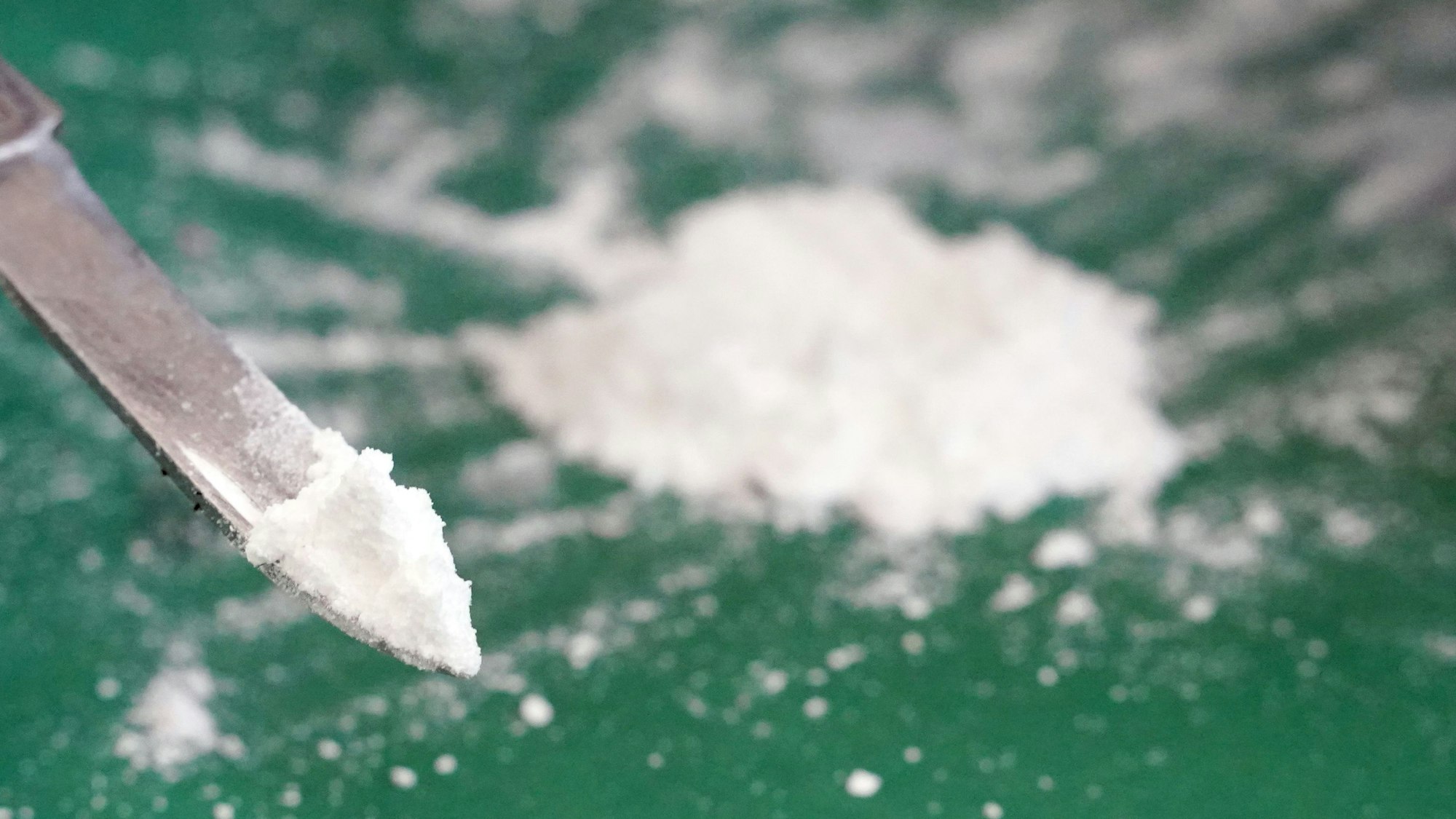 Das Bild zeigt ein Häufchen Kokain.