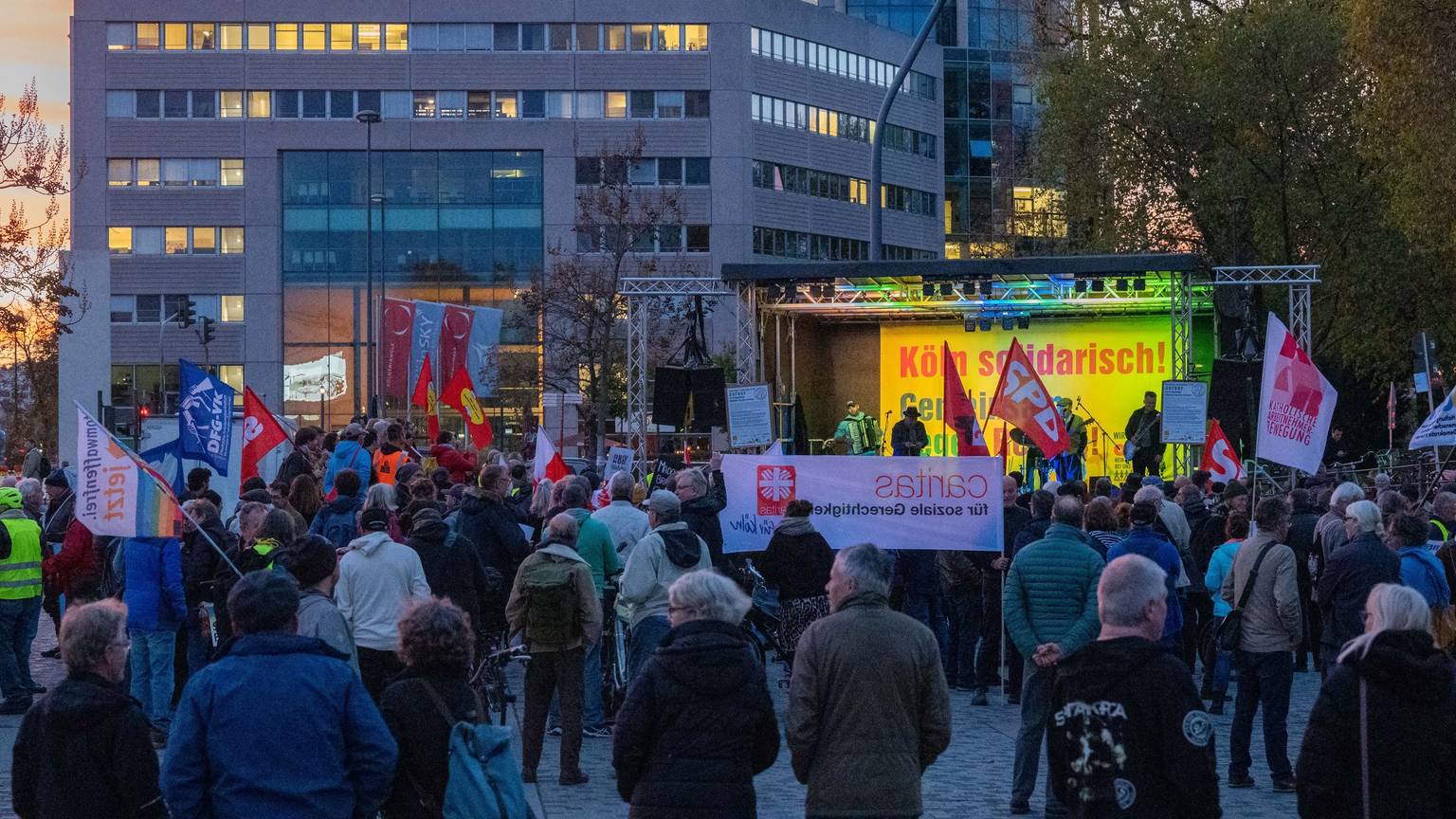 Kundgebung "Köln stellt sich quer" - Motto: Solidarisch in der Energiekrise. Demonstration vor dem Deutzer Bahnhof.