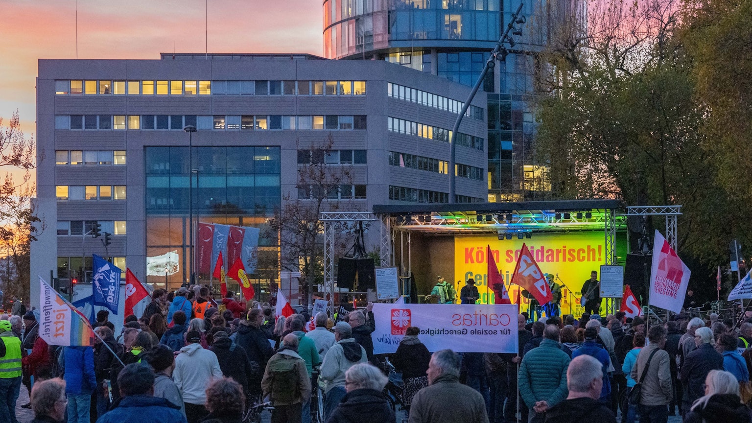 Kundgebung "Köln stellt sich quer" - Motto: Solidarisch in der Energiekrise. Demonstration vor dem Deutzer Bahnhof.