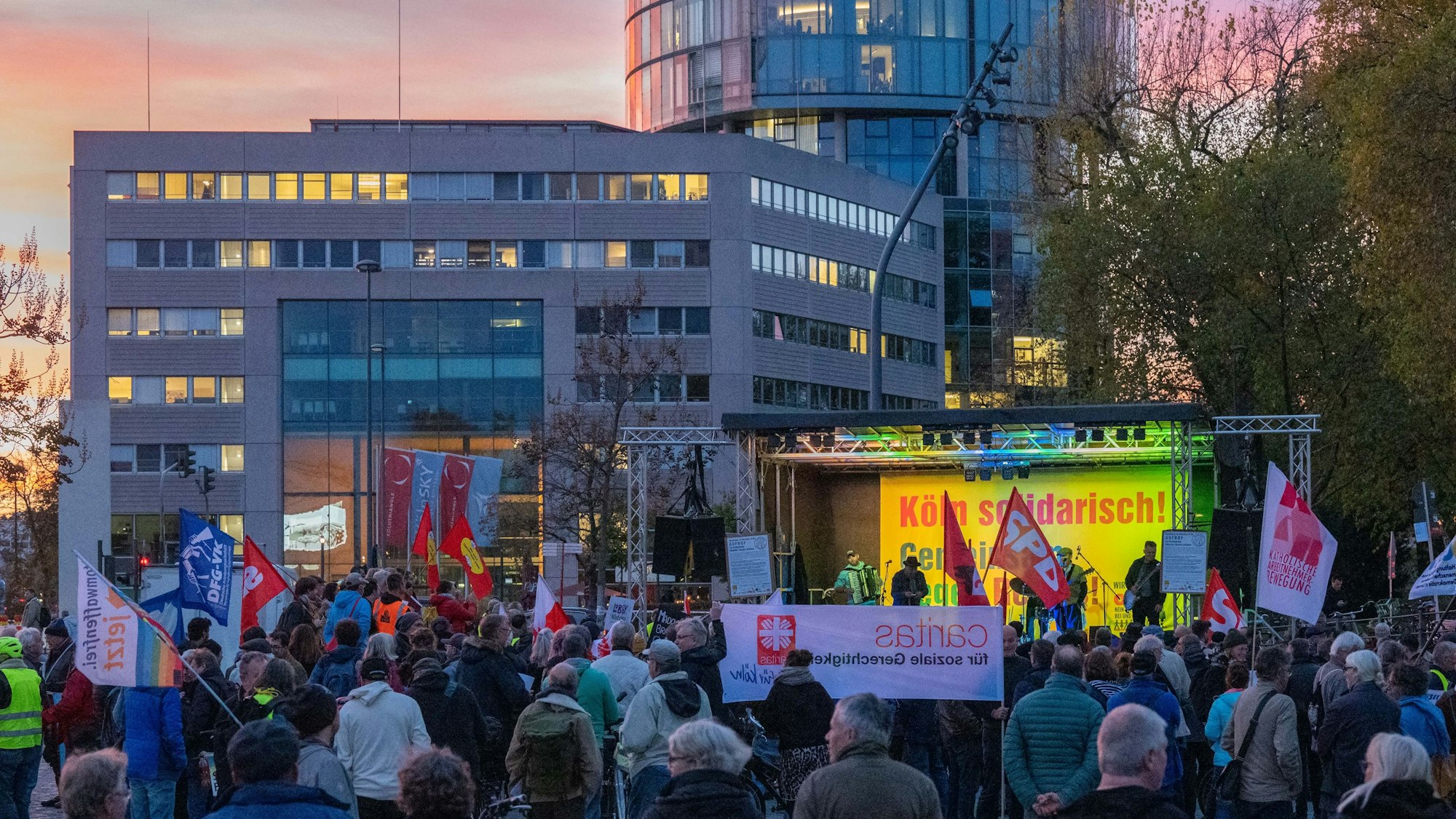 Kundgebung "Köln stellt sich quer" - Motto: Solidarisch in der Energiekrise. Demonstration vor dem Deutzer Bahnhof.