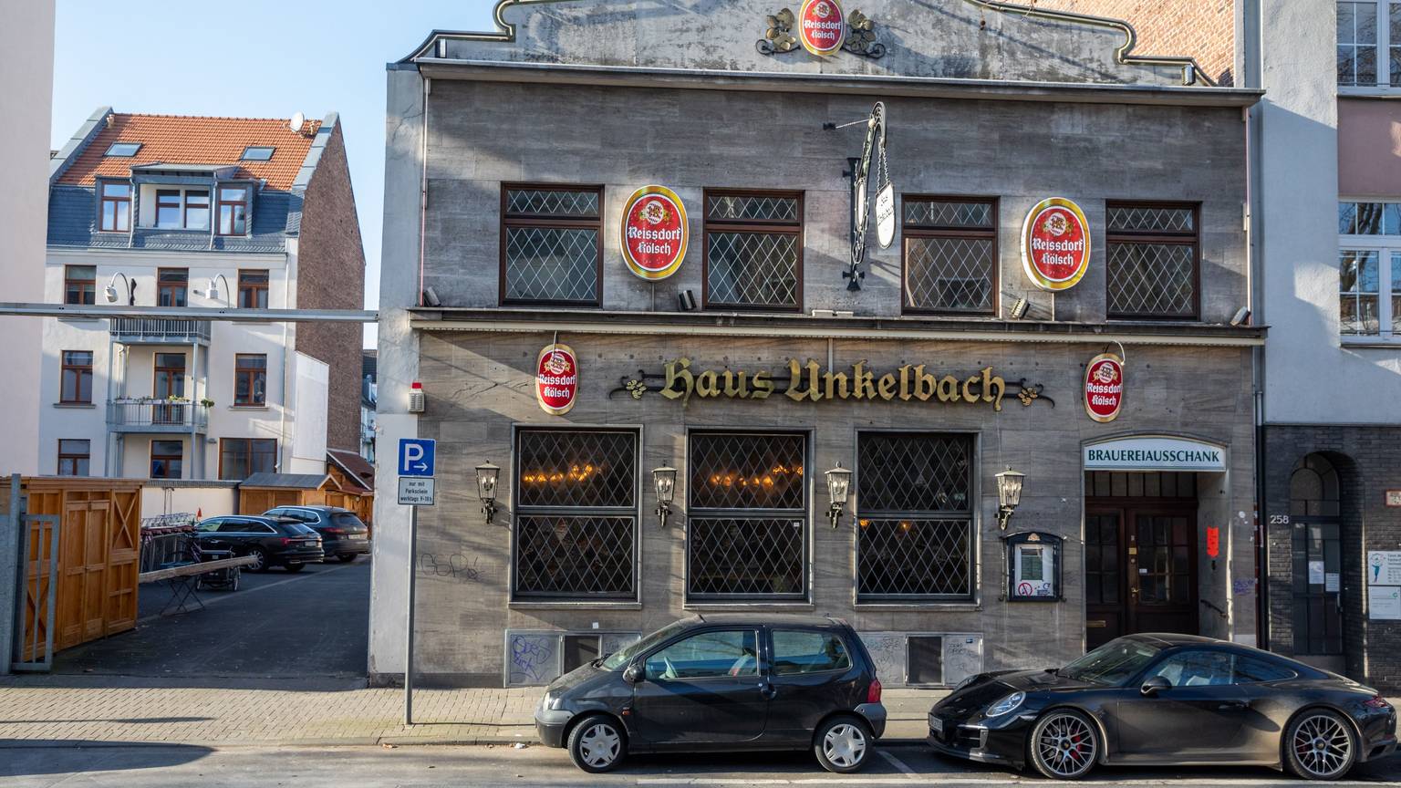 Das Brauhaus Haus Unkelbach an der Luxemburger Straße hat sieben Fenster zur Straßenseite hin, alle mit Bleigalsfenstern mit rautenförmigem Muster.