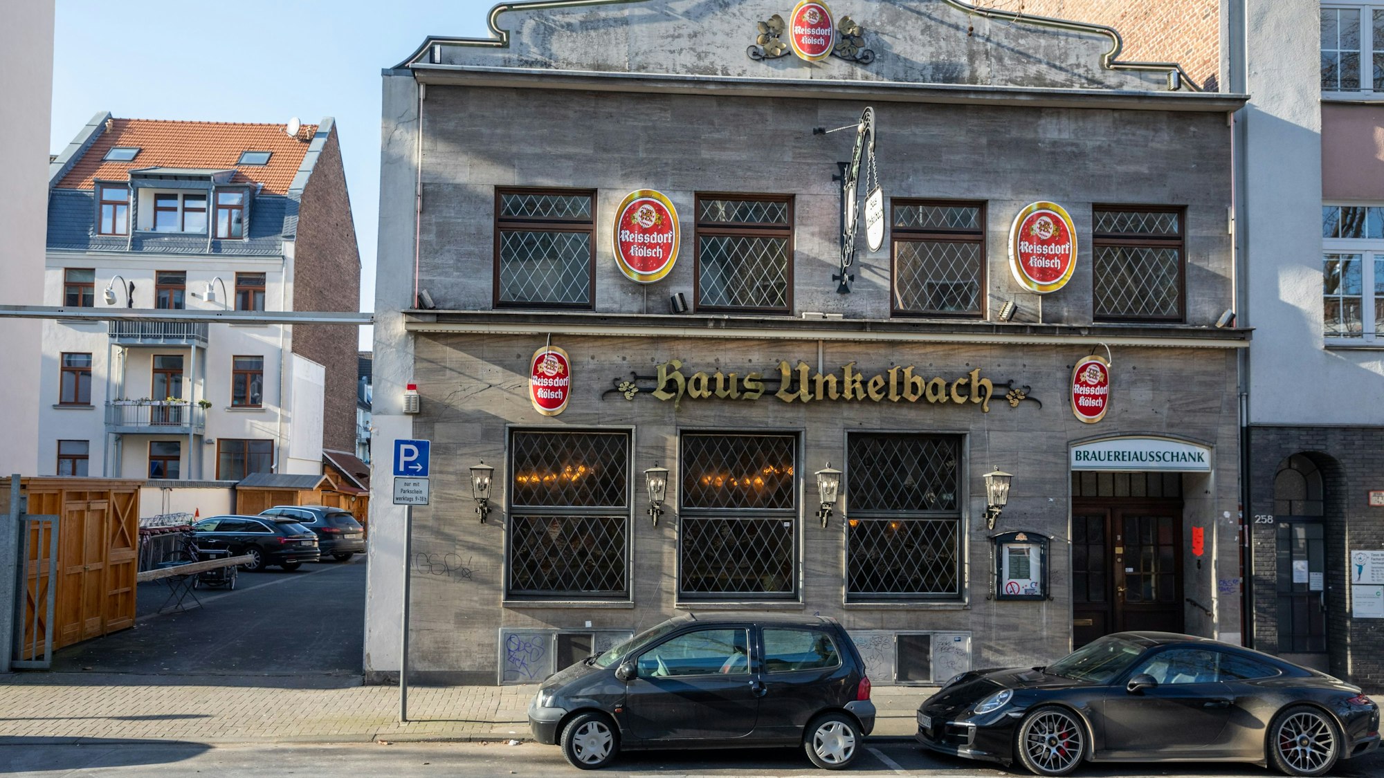 Das Brauhaus Haus Unkelbach an der Luxemburger Straße hat sieben Fenster zur Straßenseite hin, alle mit Bleigalsfenstern mit rautenförmigem Muster.