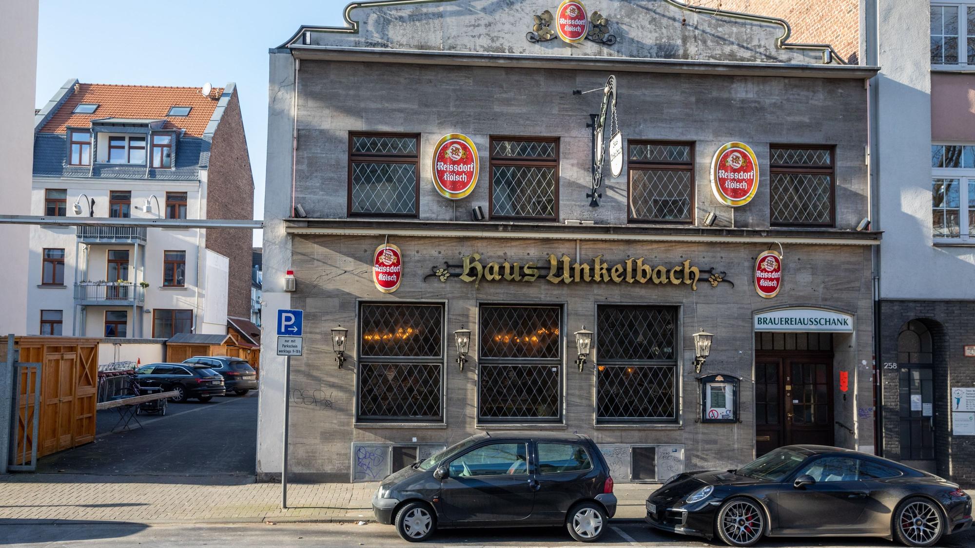 Das Brauhaus Haus Unkelbach an der Luxemburger Straße hat sieben Fenster zur Straßenseite hin, alle mit Bleigalsfenstern mit rautenförmigem Muster.