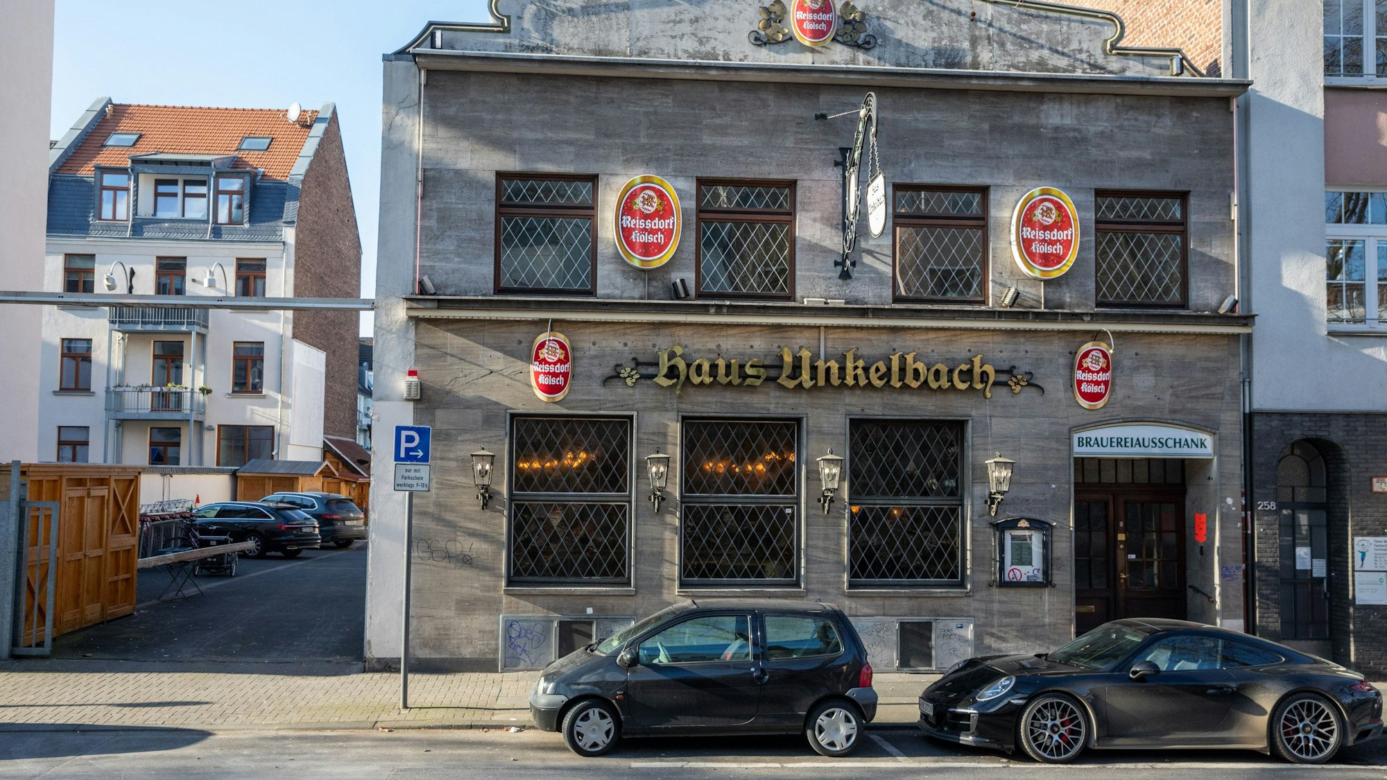 Das Brauhaus „Haus Unkelbach“ an der Luxemburger Straße in Köln (Archivfoto).