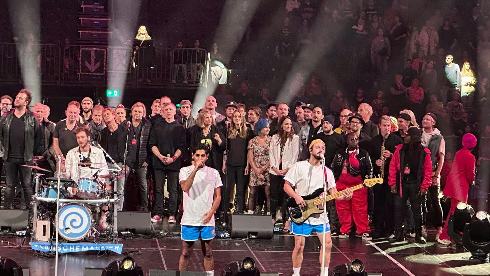 Alle Künstler stehen gemeinsam auf der Bühne und singen.