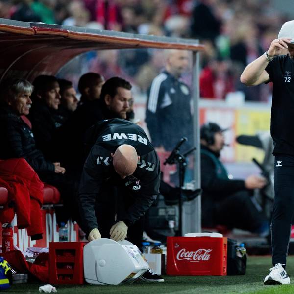 Steffen Baumgart fasst sich am Mittwochabend vor der Kölner Ersatzbank mit enttäuschtem Blick an seine graue Schiebermütze, eine Hand hat der Kölner Trainer in der Hosentasche vergraben.