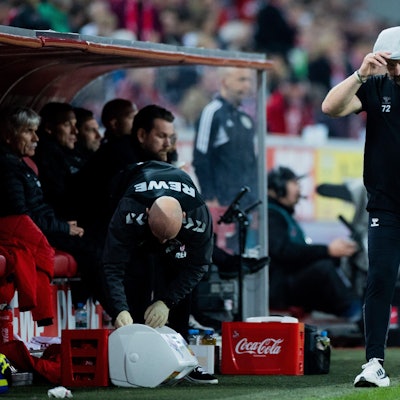 Steffen Baumgart fasst sich am Mittwochabend vor der Kölner Ersatzbank mit enttäuschtem Blick an seine graue Schiebermütze, eine Hand hat der Kölner Trainer in der Hosentasche vergraben.