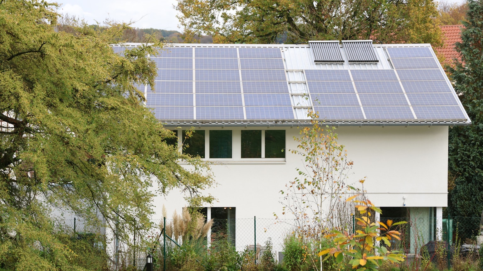 Das Passivhaus ist mit vielen Solarpaneelen auf dem Dach ausgestattet.