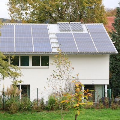 Das Passivhaus ist mit vielen Solarpaneelen auf dem Dach ausgestattet.