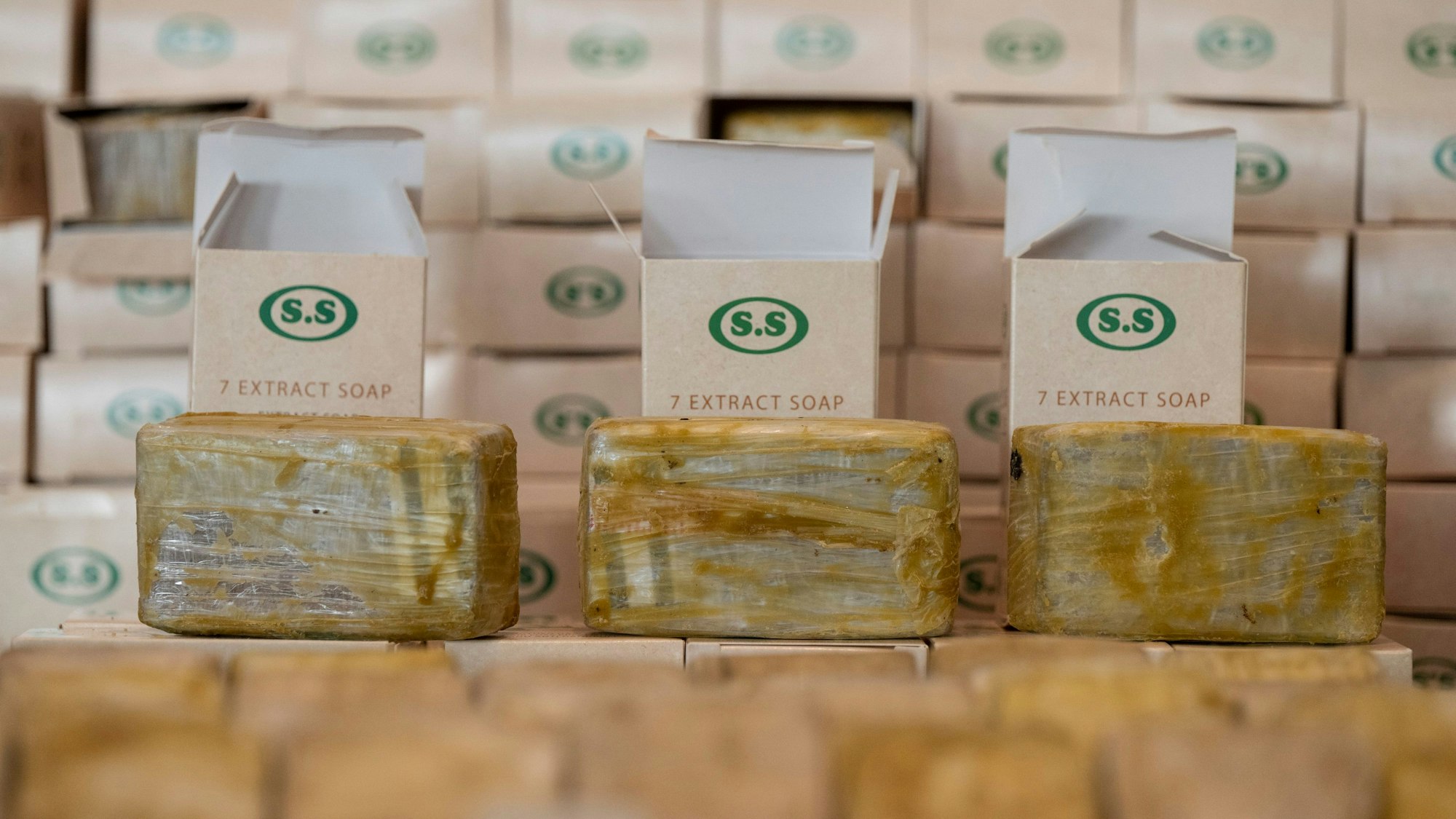 Hessen, Wiesbaden: In Handseife versteckt ist sichergestelltes Heroin, das bei der Pressekonferenz des Bundeskriminalamtes zur Rauschgiftkriminalität gezeigt wird.