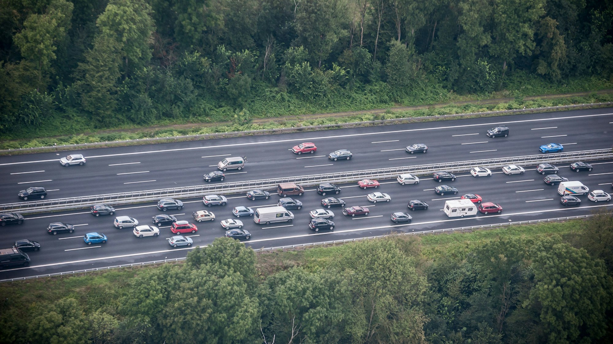 Luftbild Leverkusen Autobahn 3, A3 zwischen Mülheim und Leverkusen, Stau Foto: Ralf Krieger