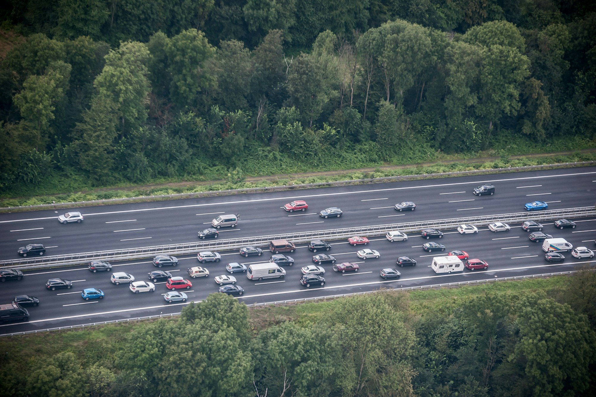 Luftbild der Autobahn 3 zwischen Köln-Mülheim und Leverkusen: Autos stehen im Stau, in die andere Richtung ist freie Fahrt.