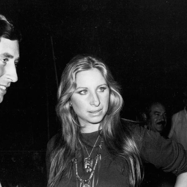Der damalige Prinz von Wales, Charles, und die Sängerin Barbra Streisand. Sie unterhalten sich.