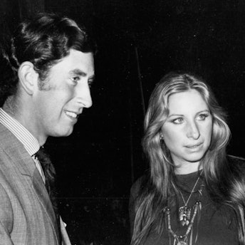 Der damalige Prinz von Wales, Charles, und die Sängerin Barbra Streisand. Sie unterhalten sich.