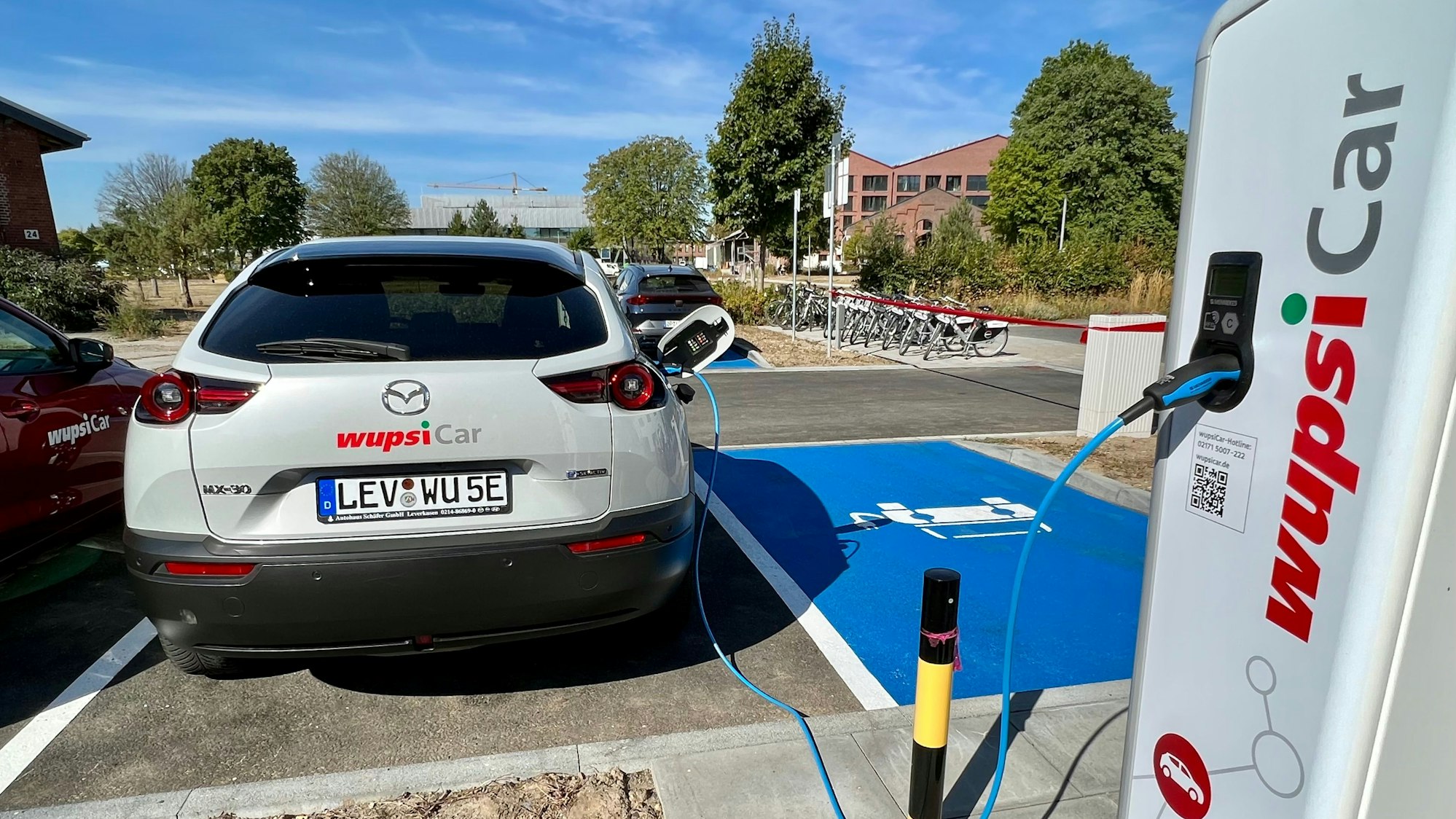 E-Auto an Ladestation in der 1. Leverkusener Mobilstation in der Neuen Bahnstadt Opladen