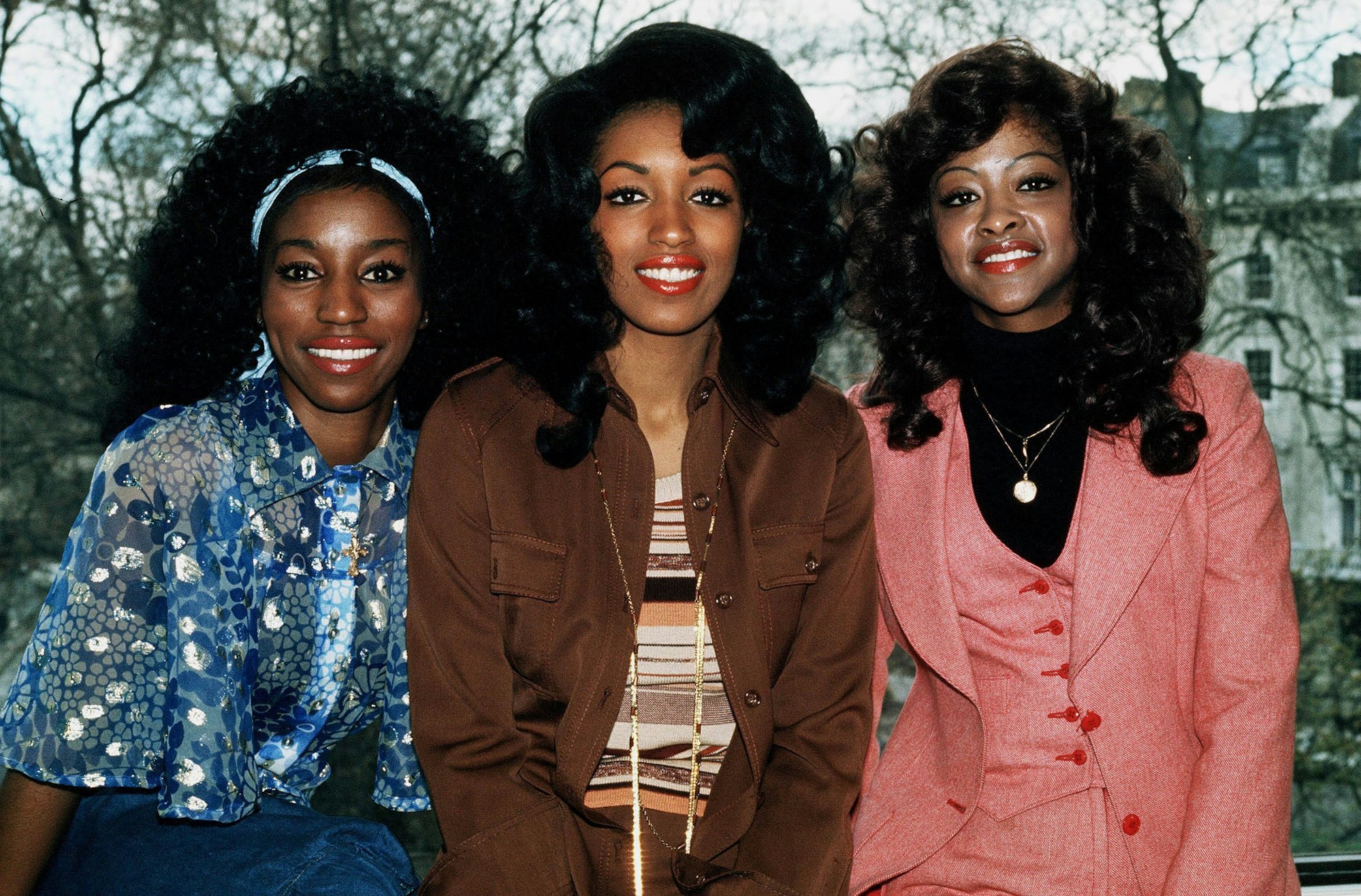 Fayette Pinkney, Sheila Ferguson und Valerie Holiday von den Three Degrees lächeln in die Kamera.