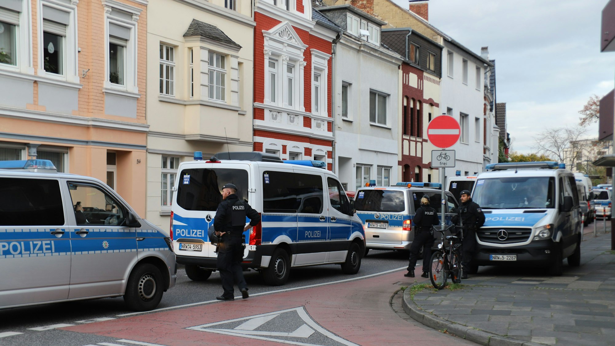 Polizisten sichern das Areal rund um den Bahnhof Siegburg nach einem Amokalarm.