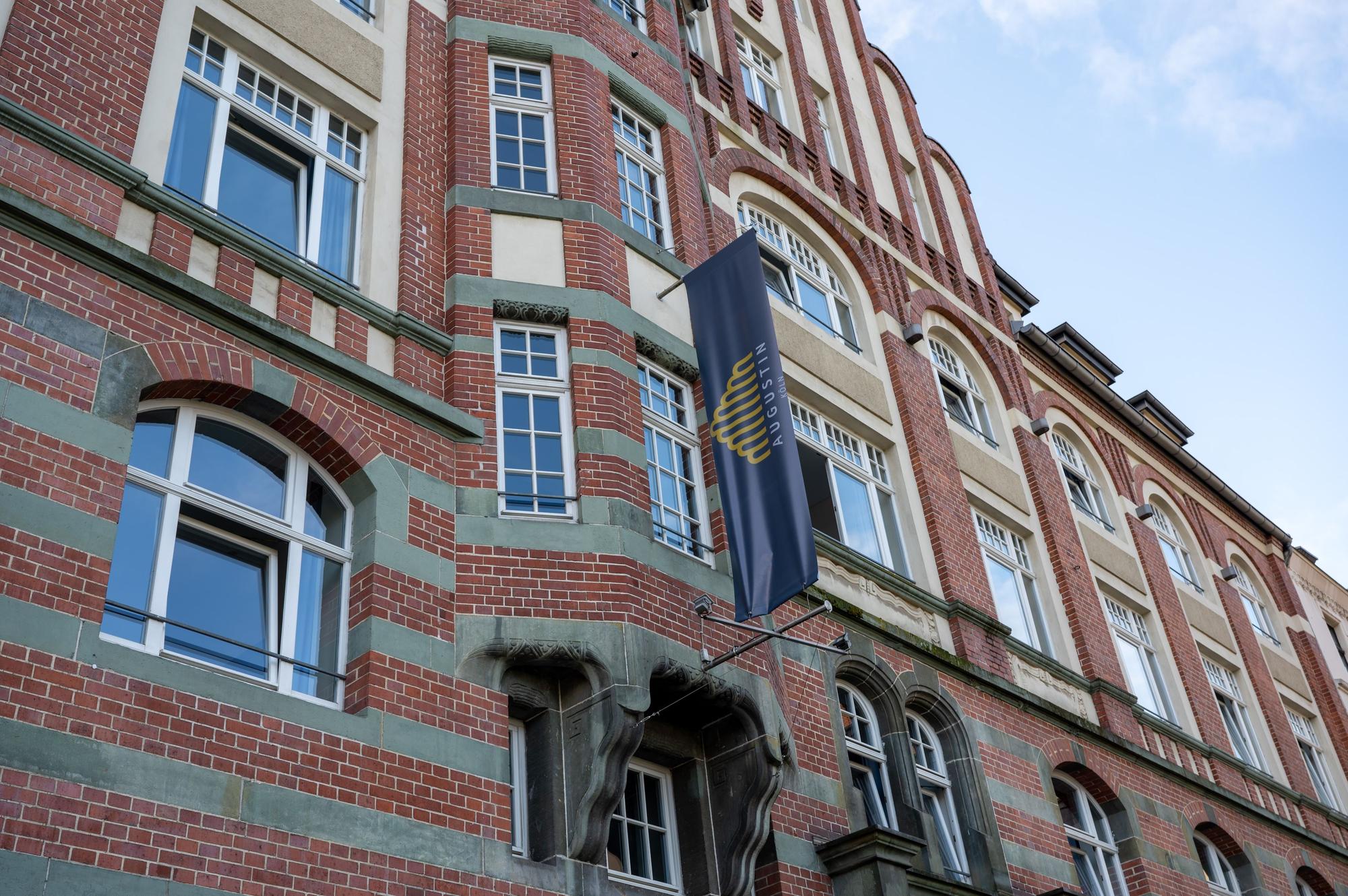 Altes Backstein -Gebäude mit weißen Fenstern