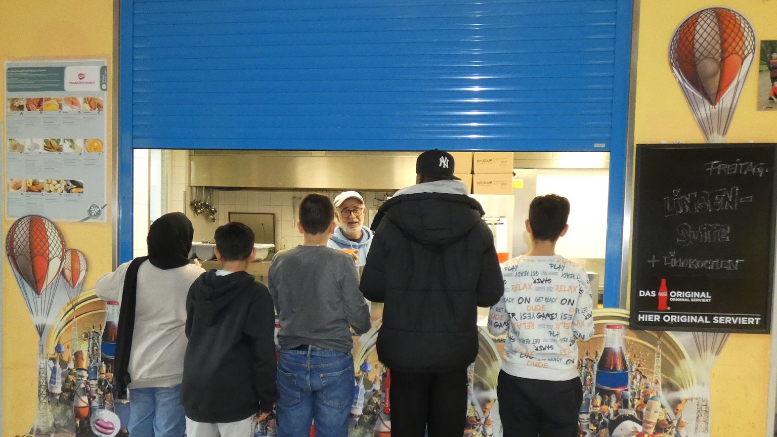 Fünf Jugendliche stehen an der Essensausgabe des Seeberger Treffs und warten auf ihr warmes Mittagsmahl.