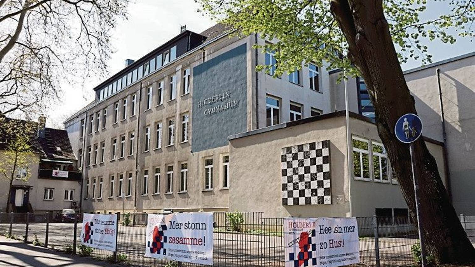 Das Hölderlin-Gymnasium wird abgerissen und neu gebaut. Foto: Schäfer