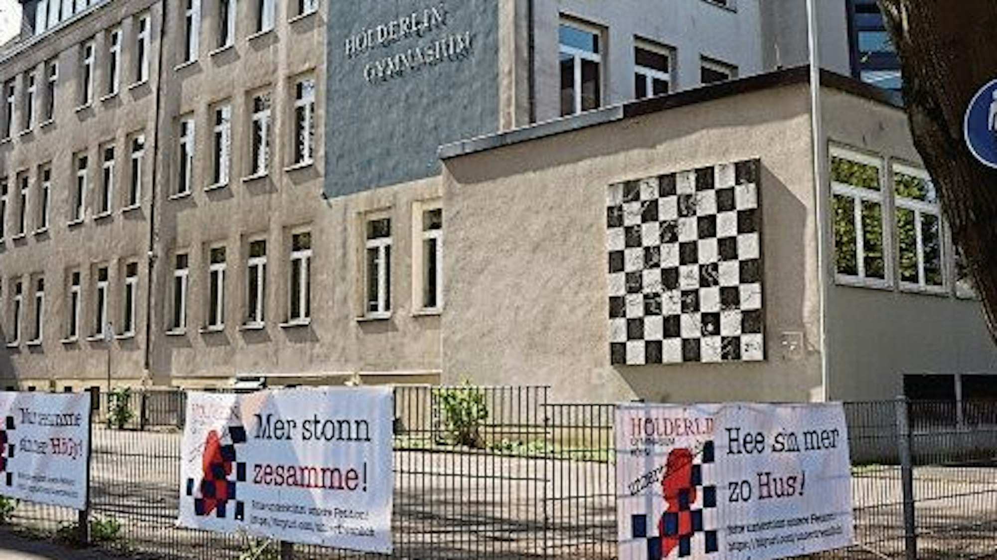 Das Hölderlin-Gymnasium wird abgerissen und neu gebaut. Foto: Schäfer