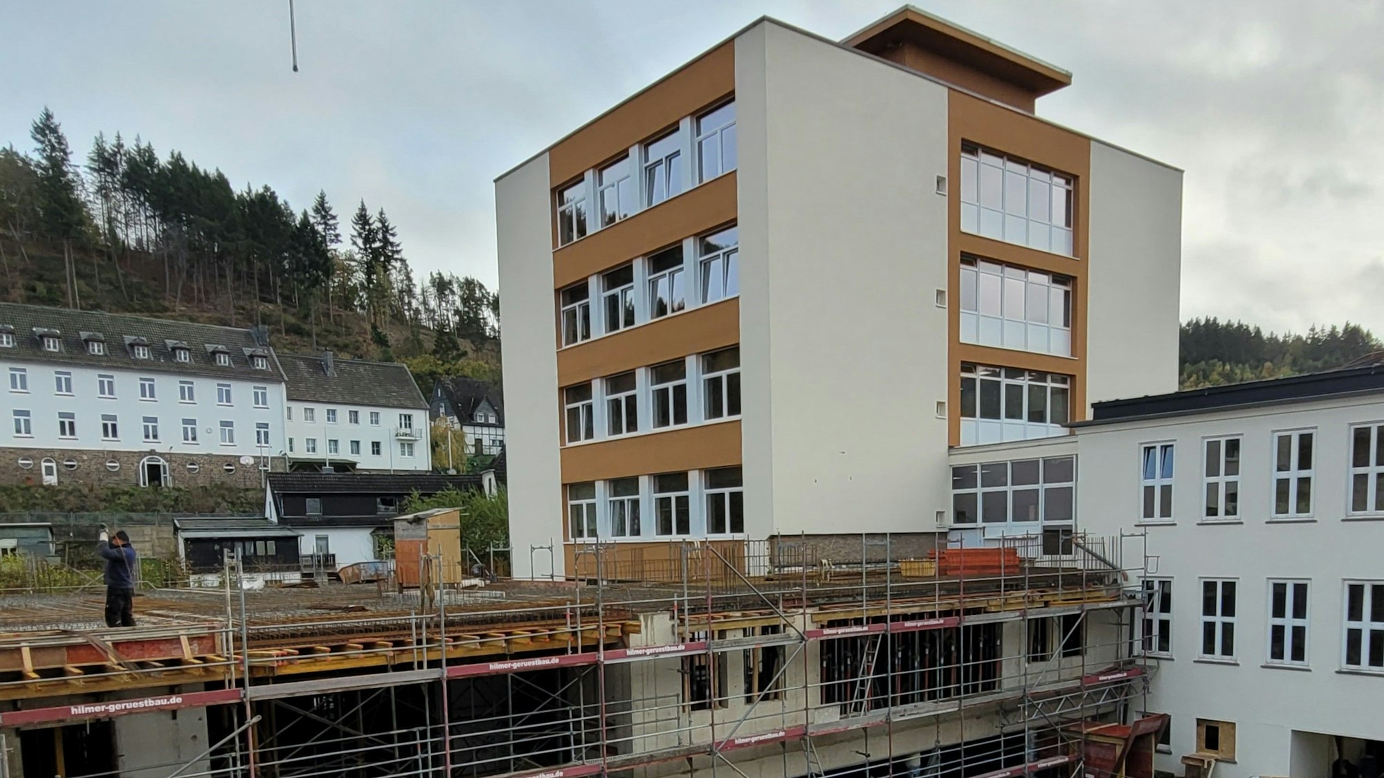 An dem aufgeständerten Verbindungsbau des Johannes-Sturmius-Gymnasiums, Schleiden, wird gebaut.